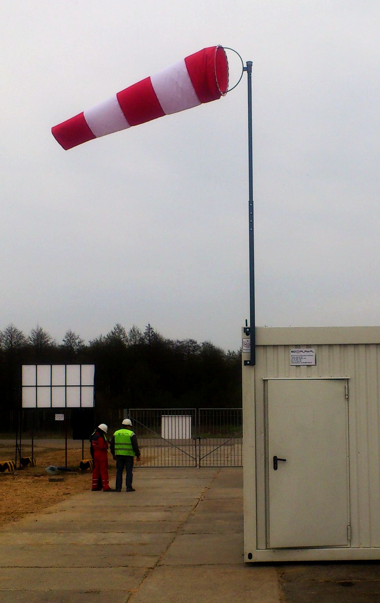 Wskaźniki kierunku wiatru pokazują siłę i bieżący kierunek wiatru